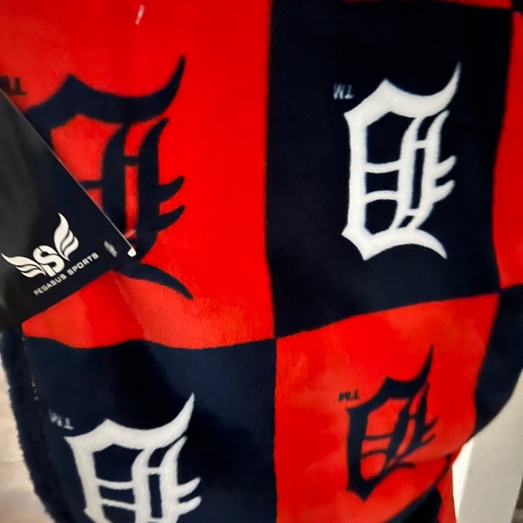 Super soft fauxshearling throw 60” x 70” Detroit Tigers official - Picture 3 of 5